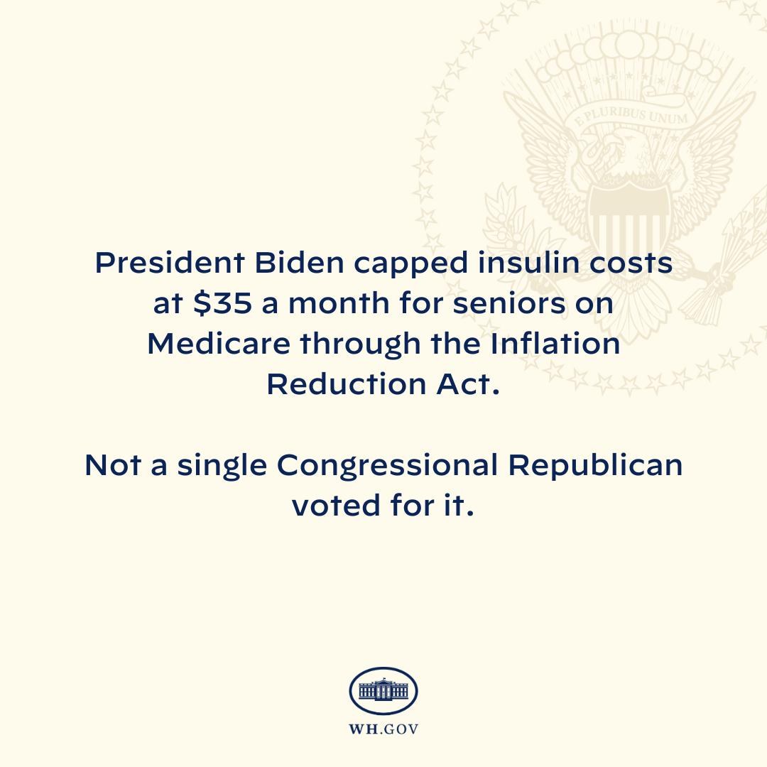 Plakat mit Logo und Text, der besagt "Präsident Biden beschränkt die Insulin-Kosten auf 35 Dollar pro Monat für Senioren mit Medicare durch das Inflation Reduction Act".