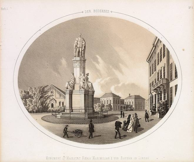 Schwarz-weiß-Zeichnung der Statue des Heiligen Majestrat König Maximilian I. von Bayern in einem Stadtplatz mit Gebäuden, Bäumen und Menschen, mit Himmel im Hintergrund und Text unten.