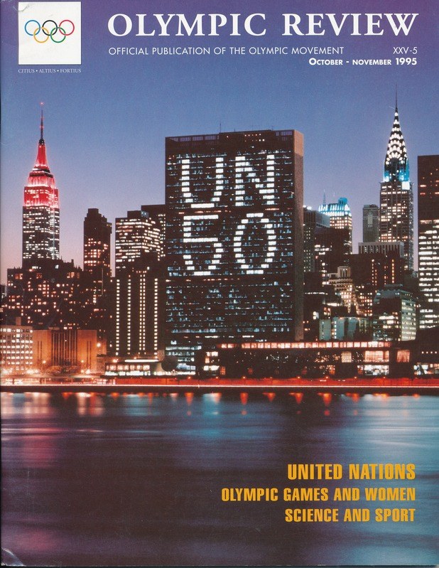 Buch mit dem Titel "Olympische Spiele Offizielle Veröffentlichung der Olympischen Bewegung" mit einer Stadtansicht auf dem Cover, das auf einer flachen Oberfläche liegt.