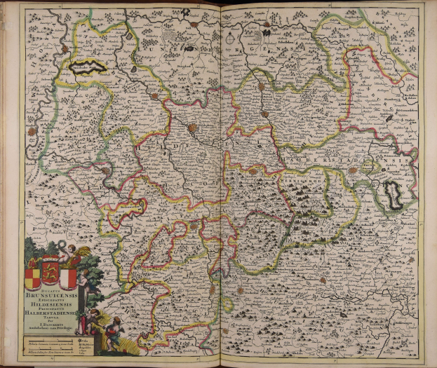 Offenes Buch mit einer detaillierten Deutschlandkarte mit geografischen Merkmalen wie Flüssen, Bergen und Städten sowie begleitendem Text.
