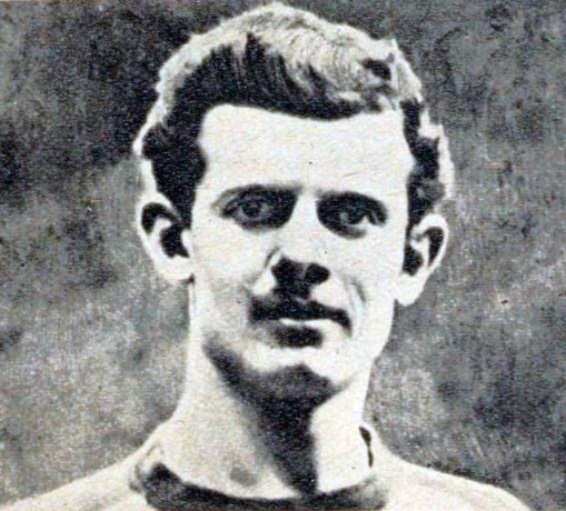 Schwarzes und weißes Foto eines Mannes mit Schnurrbart, der mutmaßlich ein legendärer Fußballspieler ist, der im Alter von 89 Jahren verstorben ist.