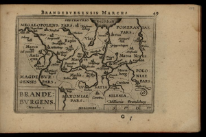 Ein altes Buch mit schwarzem Einband und einer detaillierten Karte der Brandenburg-Region in Deutschland, einschließlich Flüsse, Berge und Städte, mit begleitendem Text.