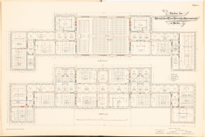 Offenes Buch mit detailliertem Grundrissplan der Berliner Olympiaschwimmhalle mit begleitendem Text zur Beschreibung des Layouts.