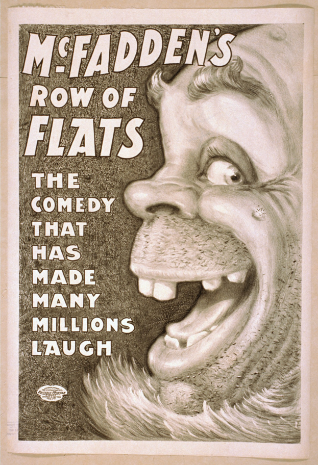 Plakat einer lachenden Person mit wilden Haaren, breitem Grinsen und weit aufgerissenen Augen, vor einem hellgelben Hintergrund, mit der Aufschrift "McFadden's Row of Flats: The Comedy That Has Made Many Millions Laugh."