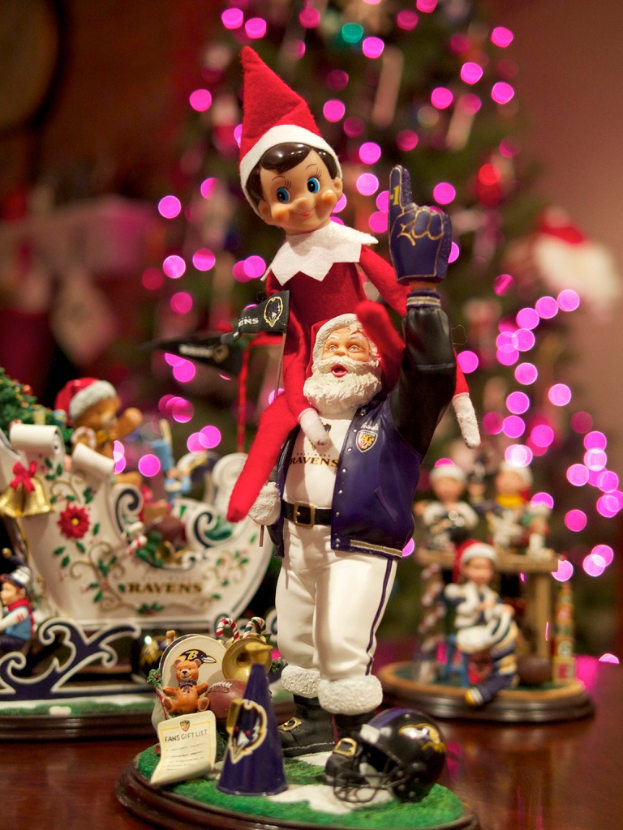 Spielfiguren mit beleuchteter Weihnachts√§nder im Hintergrund.