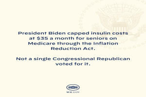 Plakat mit dem Text "Präsident Biden beschränkte die Kosten für Insulin auf 35 Dollar pro Monat für Senioren mit Medicare durch das Inflation Reduction Act" und einem Logo darüber.