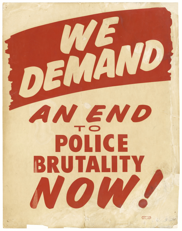Plakat mit fettem schwarzem Text auf weißem Hintergrund, eingerahmt von einem schwarzen Rand, lautet "Wir fordern jetzt ein Ende der Polizeigewalt" in einer modernen, äugigen Schriftart.