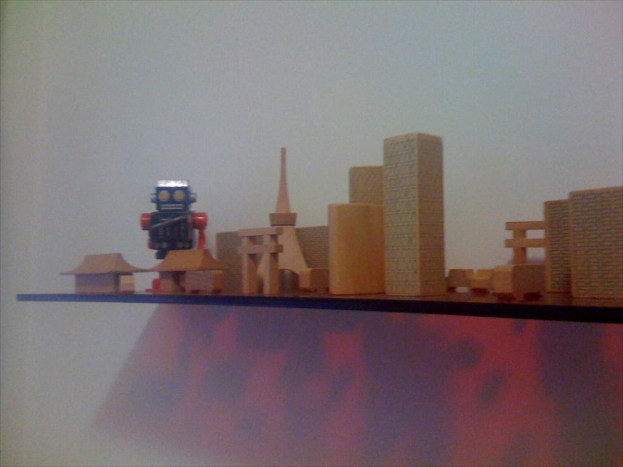 Spielzeuge auf einem Regal angeordnet.