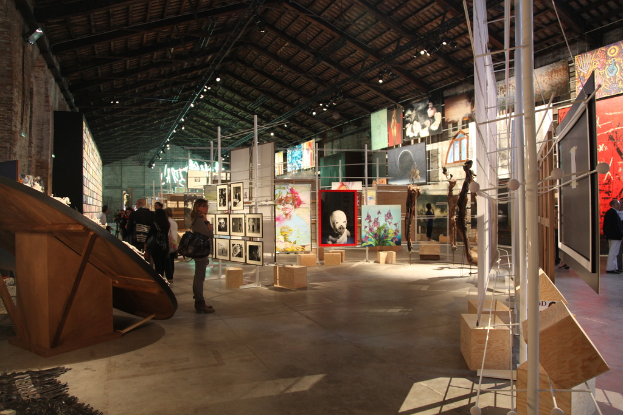 Eine Kunstgalerie mit Menschen auf dem Boden und Fotorahmen an den Wänden.