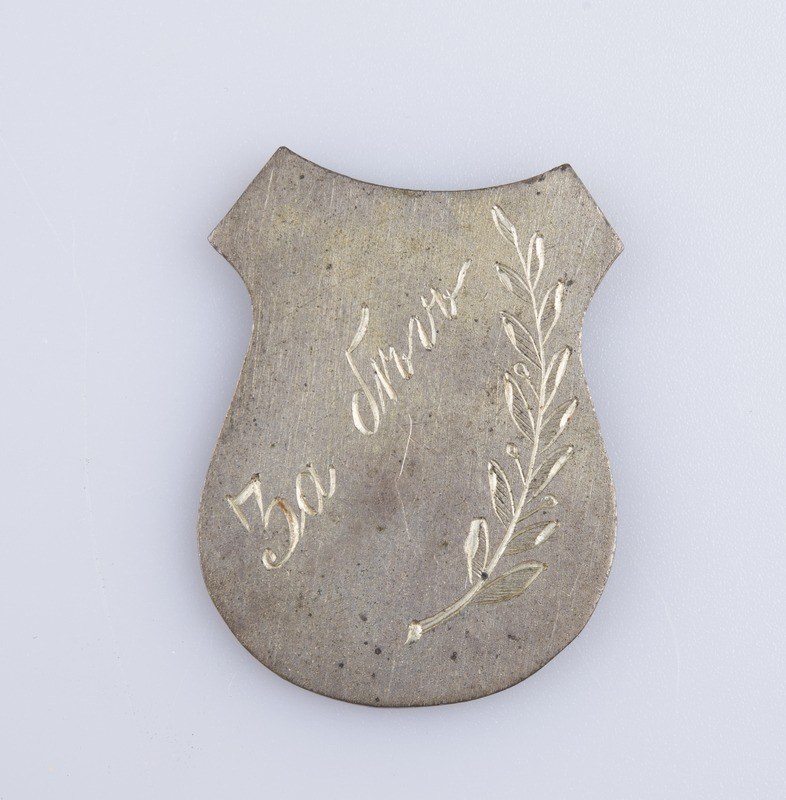 Silbernes Abzeichen mit Lorbeerkranz-Design, beschriftet mit "50. Hochzeitstag", auf weißem Hintergrund.