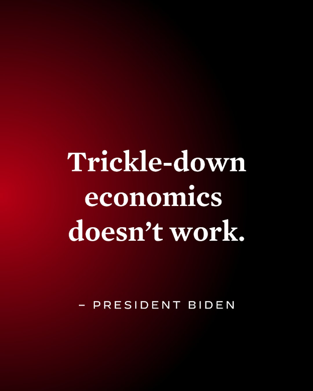Ein Plakat mit fetter, schwarzer Schrift, die den Satz "Trickle-Down Economics Doesn't Work" auf einem weißen Hintergrund zeigt, eingerahmt von einem schmalen schwarzen Rand und einem Zitat von Präsident Biden.