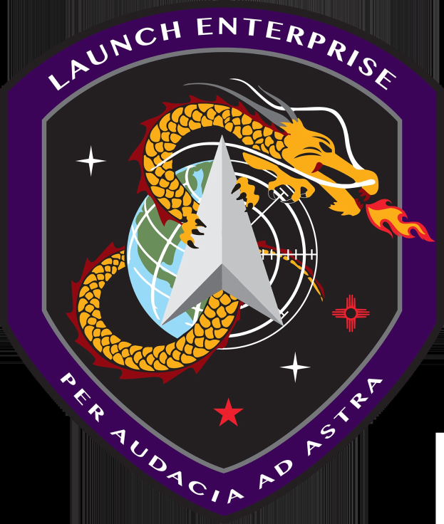 Logo des Space Shuttle Enterprise mit einem wilden Drachen mit ausgebreiteten Flügeln und erhobenem Kopf, einer tiefblauen Weltkugel mit weißer Umrandung und fettem schwarzem Text "Space Shuttle Enterprise."
