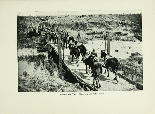 Schwarze und weiße Fotografie einer Gruppe von Menschen, die Pferde über eine Brücke reiten, mit Text am unteren Rand.