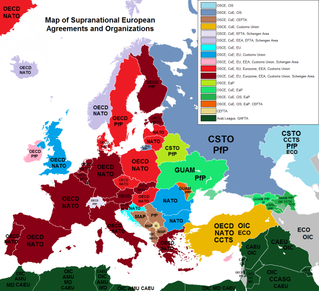 Eine Europa-Karte mit verschiedenen Farben, die Länder und ihre entsprechenden Abkommen und Organisationen darstellen, begleitet von Text, der die Länder und beteiligten Länder nennt.