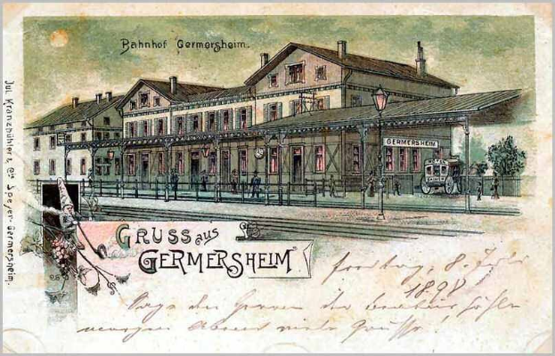 Schwarz-weiß-Postkarte vom Bahnhof Germersheim in Deutschland, zeigt ein Gebäude mit Fenstern, einen Zaun, einen Straßenpfahl, Menschen, Fahrzeuge, Bäume und einen bewölkten Himmel.