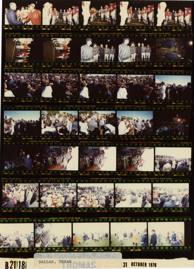 Collage von Menschen in legerer Kleidung in einem Raster auf einem Filmstreifen mit Text unten.