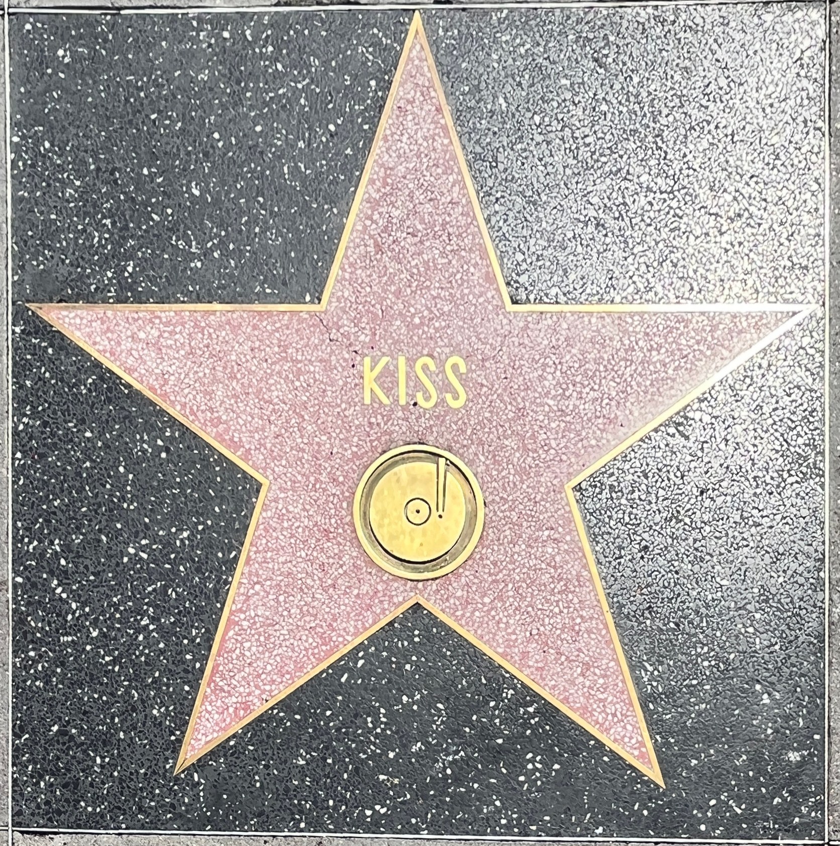 Star auf dem Hollywood Walk of Fame mit dem Wort 'Kiss' beschriftet.