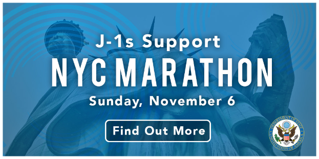 Ein Plakat, das für den NYC Marathon wirbt, mit dem Text "j-1s support NYC Marathon" und dem Logo des Events, das am Sonntag, den 6. November stattfindet.