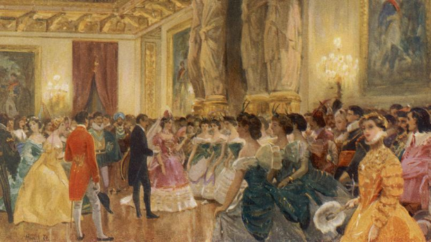 Ein Gemälde namens "Der Ballsaal im Schloss Versailles" von Henri de Toulouse-Lautrec, das eine Gruppe von Menschen beim Tanzen in einem Ballsaal zeigt, einige halten dabei Musikinstrumente. Die Wände sind mit Fotorahmen und Vorhängen geschmückt, die Decke mit Kronleuchtern.