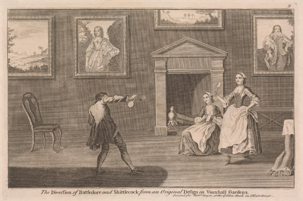 Ein Mann und eine Frau spielen Tischtennis in einem Raum mit einem Kamin, Stühlen und gerahmten Fotos an der Wand, mit Text unten, der "Die Abweichung von Battledore und Shuttlecock von einem Originaldesign in Vauxhall Gardens" lautet.