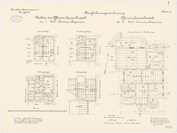 Schwarz-weißer Grundriss des ehemaligen Bundeskanzleramts mit detaillierter Architekturplanung und Textanmerkungen.