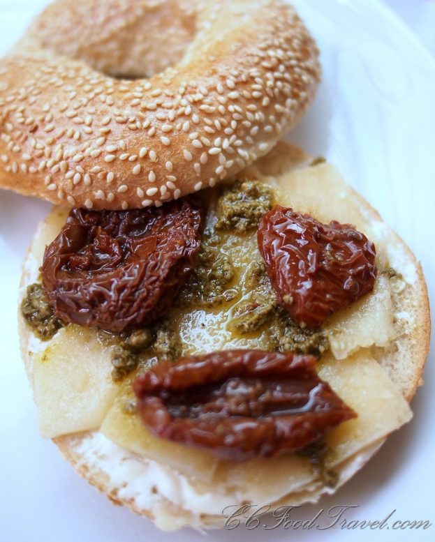 Ein Nahaufnahme-Bild eines Burgers mit sichtbaren Schichten von Zutaten.