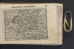 Offenes Buch mit einer Deutschlandkarte und Text auf einer schwarzen Oberfläche.