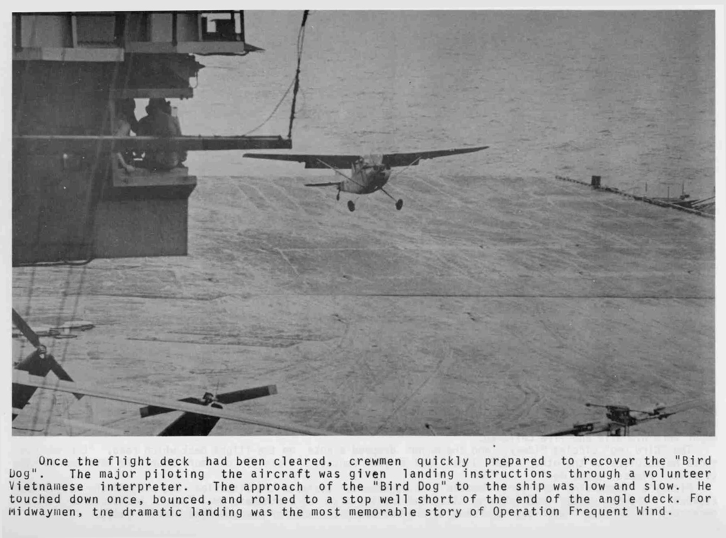 Flugzeuge am Himmel mit Text unter dem Bild.