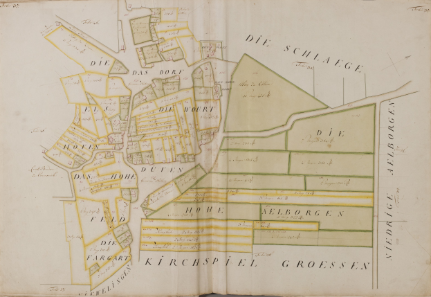 Altes Buch mit einem detaillierten Stadtplan von Hamburg, Deutschland, der Straßen, Gebäude und Sehenswürdigkeiten zeigt, begleitet von Texten über die Bevölkerung und Merkmale der Stadt.