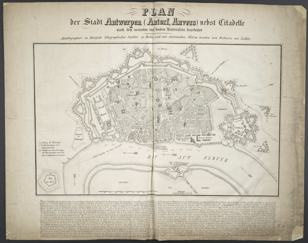 Ein abgenutztes Buch mit einer detaillierten Karte von Berlins Straßen, Gebäuden und Sehenswürdigkeiten, begleitet von Texten über die Stadtbevölkerung und bemerkenswerte Merkmale.