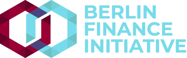Logo der Berliner Finance Initiative mit einem blauen Kreis mit weißer Umrandung und einem weißen "B" in der Mitte auf einem weißen Hintergrund mit der Schrift "Berlin Finance Initiative" in fetter schwarzer Schrift, umgeben von einem weißen Ring mit blau-weißem Karomuster.
