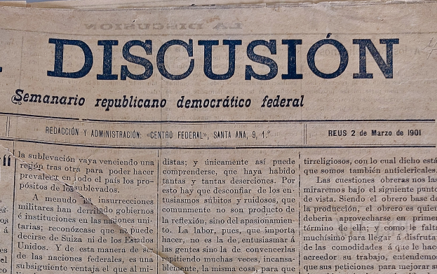 Gelblicher Zeitungsausschnitt mit schwarzer Tinte, Überschrift "Semanario Repúblicano Democrático Federal", mit dem Wort "Diskussion", leicht zerknittert mit Anzeichen von Alter und häufigem Gebrauch.