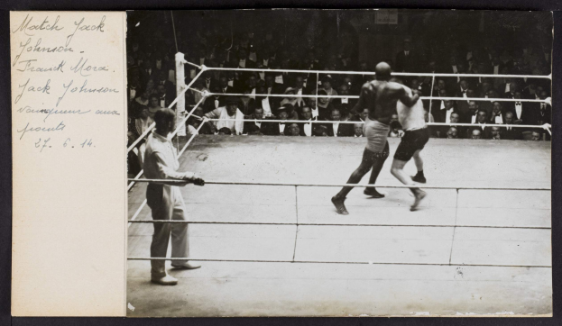 Schwarzes und weißes Foto von zwei Boxern im Ring mit einem Schiedsrichter und Zuschauern, beschriftet mit "Jack Johnson vs Frank Morgan".