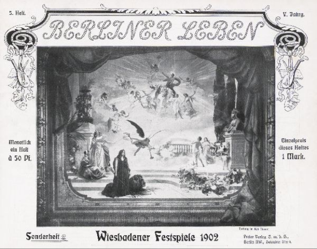 Schwarzes und weißes Foto einer Bühne mit dem Text "Wiesbadener Festspiele 1902", auf der traditionell gekleidete Deutsche zu sehen sind, bunte Bühnendekorationen und ein applaudierendes Publikum im Hintergrund.