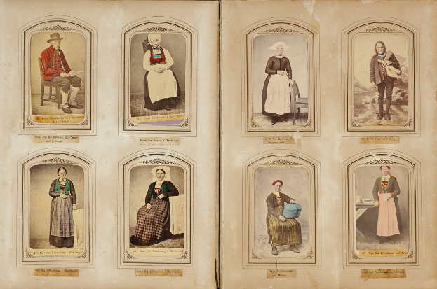 Ein aufgeschlagenes Buch zeigt ein Raster von Frauen in verschiedenen Kleidern und Frisuren, die alle direkt in die Kamera schauen und strahlen.