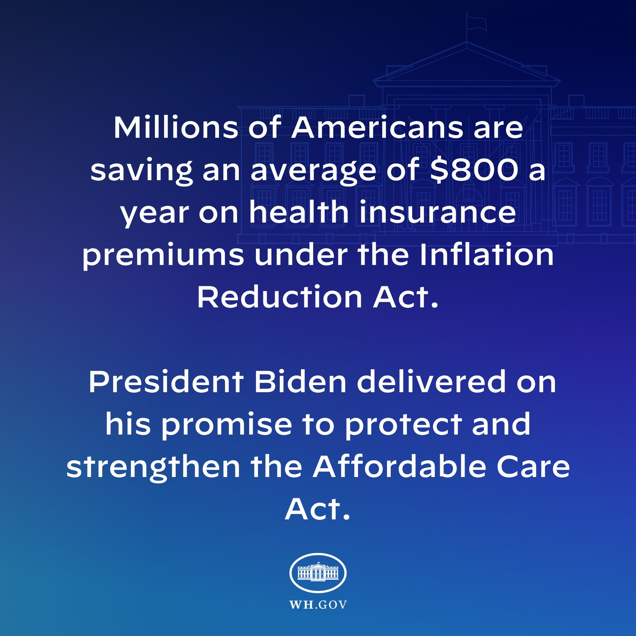 Blauer Hintergrund mit weißer Schrift, die besagt, dass Millionen von Amerikanern durchschnittlich 800 USD pro Jahr an den Gesundheitsversicherungsprämien unter dem Inflation Reduction Act sparen, mit einem Logo.