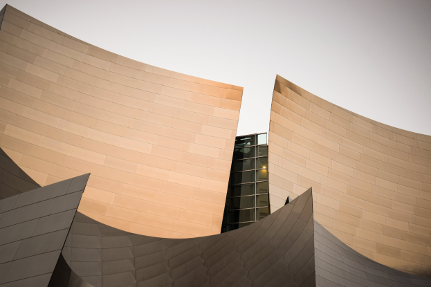 Moderner Konzertsaal in Los Angeles mit Glasfenstern vor einem klaren blauen Himmel.