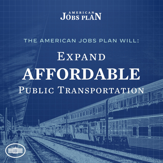 Plakat mit einem Zug auf einer Bahnstrecke mit mehreren Menschen in der Nähe, das den Text 'The American Jobs Plan Will Expand Affordable Public Transportation.' zeigt.