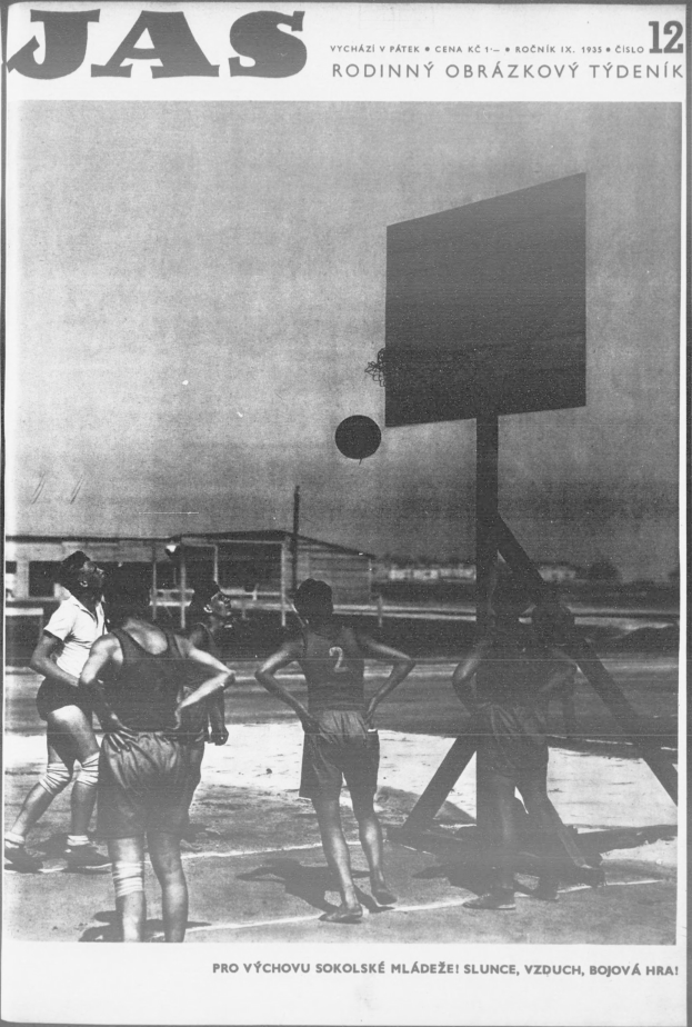 Schwarzes und weißes Foto einer Gruppe, die Basketball auf einem Platz mit Netz und Gebäude im Hintergrund spielt, aus Jas Magazine, Vol 12, No 12, 1955.