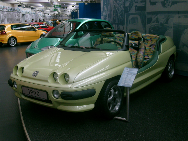 Viele Autos mit Menschen drumherum im Hintergrund.