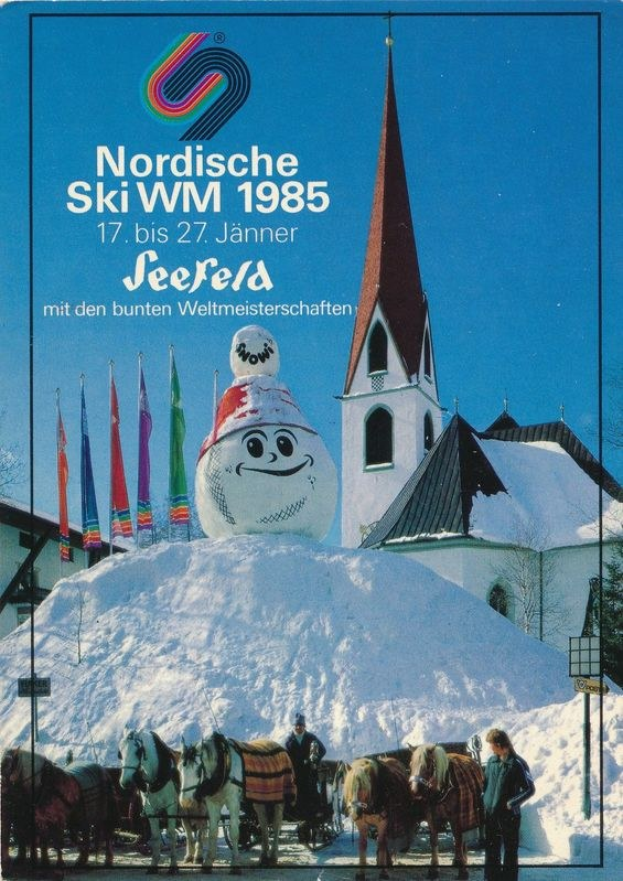 Plakat für die 1985 Nordic Ski-Weltmeisterschaften in Seefeld, Schweiz, das eine schneebedeckte Landschaft mit Skifahrern, Pferden, Fahnen, Gebäuden, Bäumen und Text zeigt.