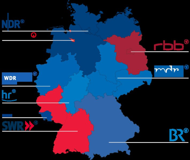 Eine Deutschlandkarte mit Provinzen in rot und blau, die die Ergebnisse der Wahl von 2016 anzeigen, begleitet von Texten, die Kandidaten und Wahldatum erläutern.
