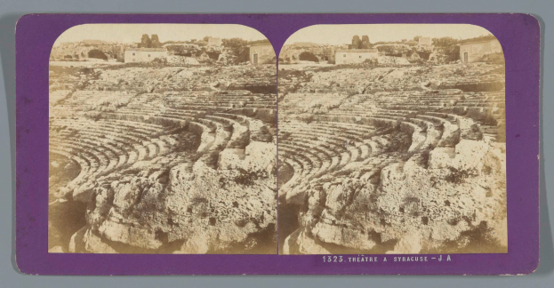 Ein altes Schwarz-Weiß-Foto eines Amphitheaters in Syrakus, das zwei stereoskopische Ansichten der Theaterplätze, Gebäude, Bäume und Himmel zeigt, sowie etwas Text.