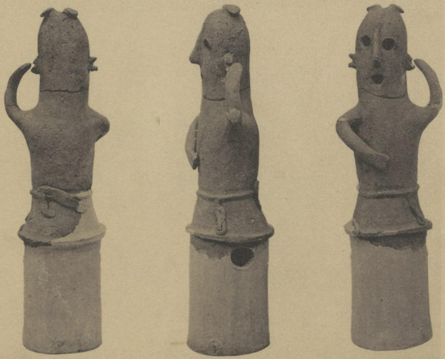 Drei Terrakottastatuen eines Mannes und einer Frau in traditioneller Kleidung, die Seite an Seite stehen und der Mann hat seinen Arm um die Schulter der Frau gelegt, beide Hände sind ineinander verschränkt.