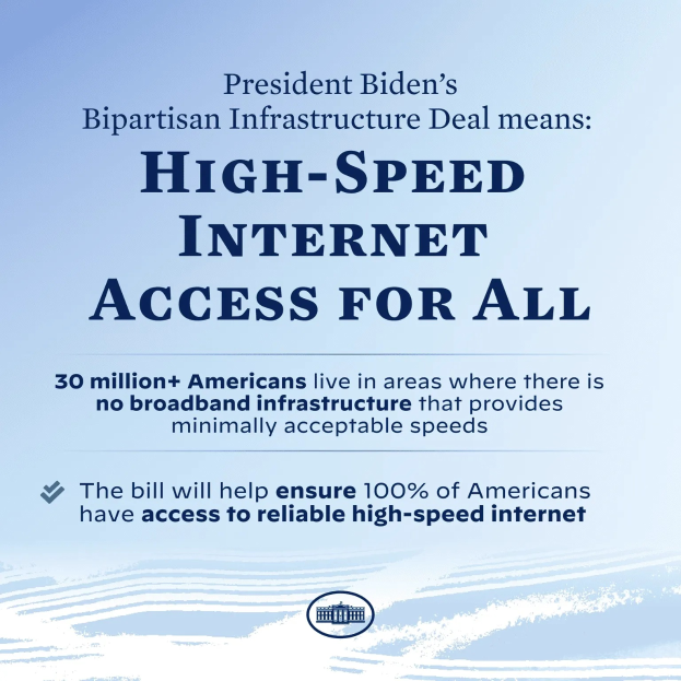 Ein Plakat mit fetter, schwarzer Schrift auf einem weißen Hintergrund, das "Präsident Bidens bipartisaner Infrastrukturdeal bedeutet High-Speed-Internet-Zugang für alle." zeigt.
