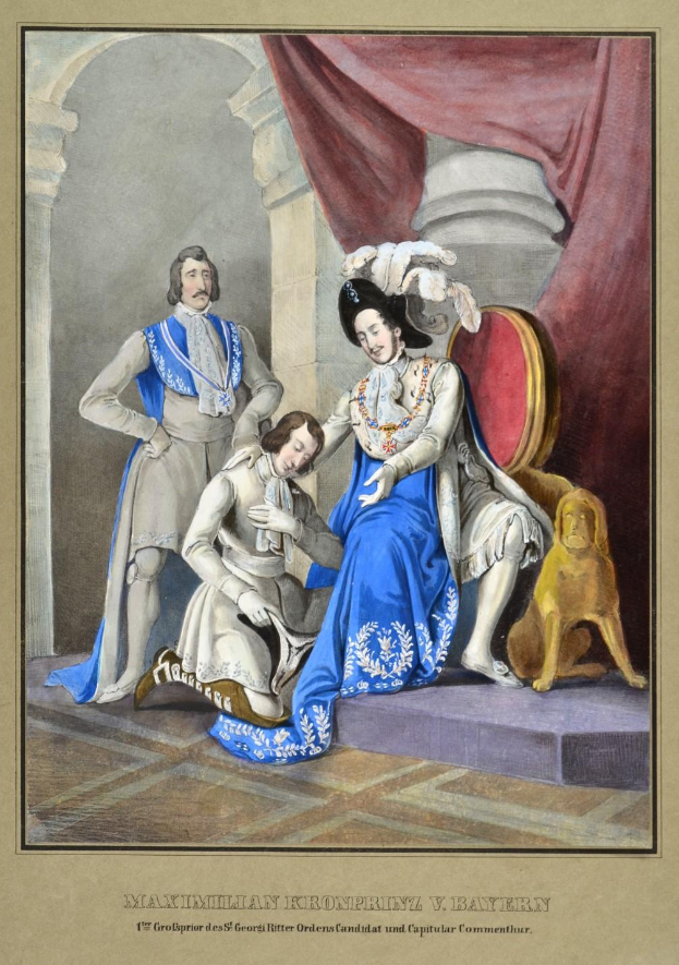 Ein Bild eines Mannes und einer Frau, die auf einem Stuhl neben einem mittelgroßen braun-weißen Hund sitzen, mit einer Wand und einem Vorhang im Hintergrund. Die Frau trägt ein weißes Kleid mit einer blauen Schärpe und eine weiße Haube, während die Kleidung des Mannes nicht angegeben ist. Der Text unten lautet "Maximilian Kromprinz und seine Frau, V. Bayern".
