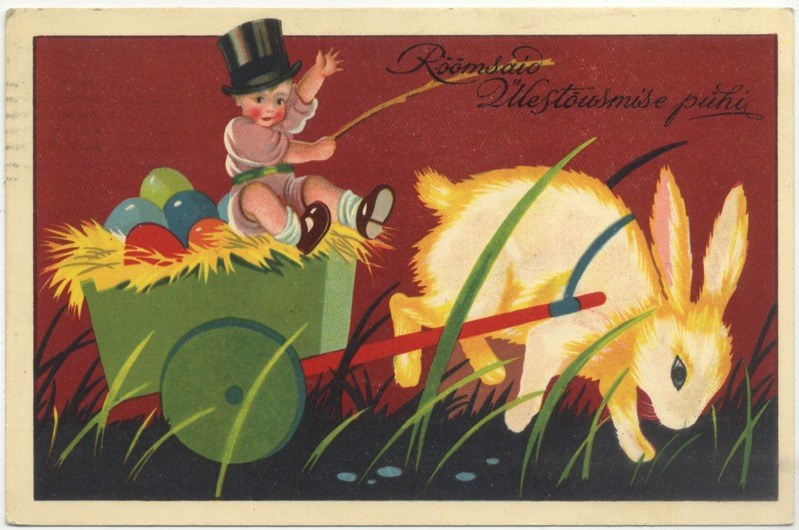 Alte Postkarte mit einem Baby in einem Zylinder, das einen Karren voller bunter Ostereier schiebt, begleitet von einem Hasen und handgeschriebenen Ostergrüßen.