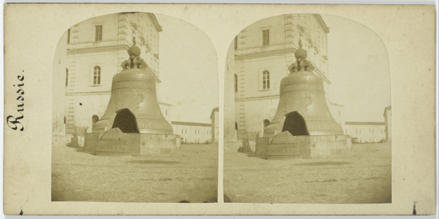 Ein Schwarz-Weiß-Foto einer großen Glocke vor einem Gebäude mit Fenstern, umgeben von einer Collage aus zwei Bildern, mit Text auf der linken Seite.