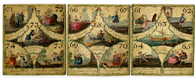 Vier Spielkarten mit Weihnachtsbaum-Malerei, Zahlen und Menschenbildern auf weißem Hintergrund.