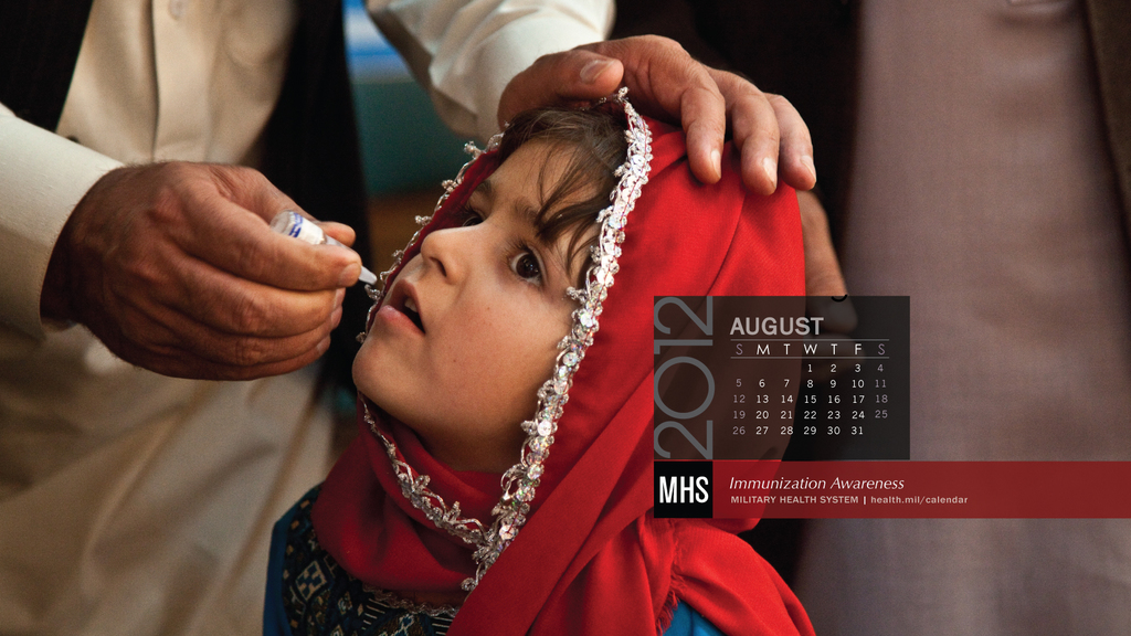 Eine Gruppe von Menschen, die mit einer Person stehen, die eine Impfstoffflasche hält, ein Kalender und Text auf dem Bild sichtbar sind.